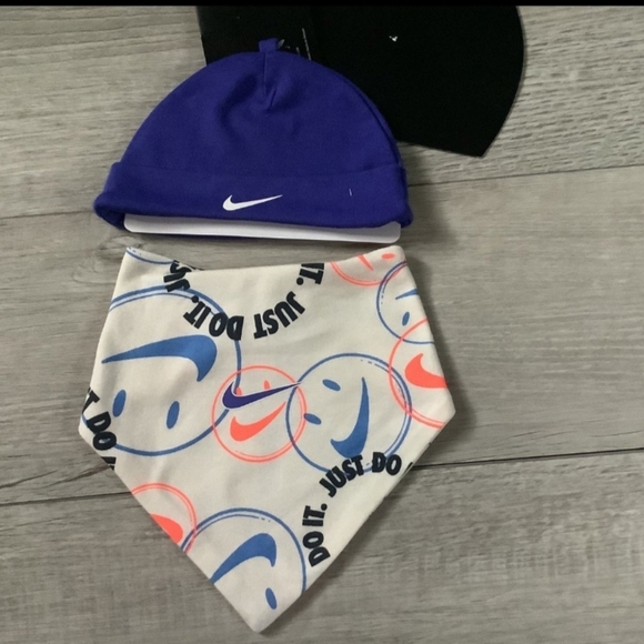 Nike infant boys 5 pc set bodysuit, sleeper, pants,hat & bib size 6 months(NWT) - Picture 3 of 6